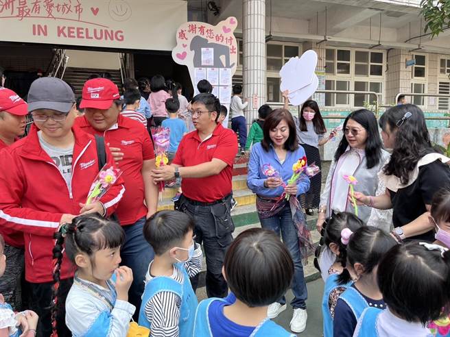 ▲小朋友纷纷送上花和卡片，感谢街友叔叔们的努力。（基隆市政府提供／徐佑升基隆传真）