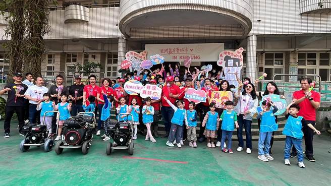 ▲清洗活动圆满完成，副市长邱佩琳颁发感谢状给攸惜关怀协会。（基隆市政府提供／徐佑升基隆传真）