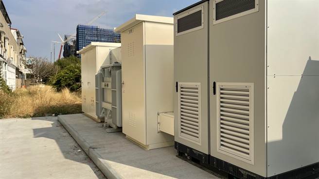 有业者在凤山区文华里设置储能站，且仅距离民宅290公分，高市议员李雅静怒批民眾根本住在储能站第一排，也是危险第一排。（李雅静提供／洪浩轩高雄传真）