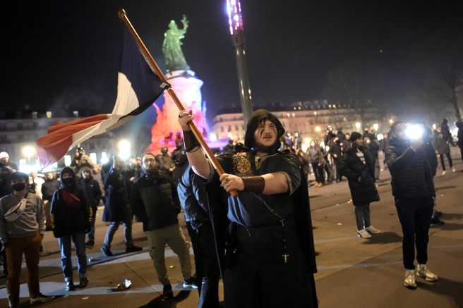 
馬克宏（Emmanuel Macron）無視反對者籲求，即使面對抗議潮擴大、導致數以百萬計示威者湧上街頭，他仍表示不會有政府改組、不會有新的國會選舉，也不會就其爭議性的退休金改革舉辦公投。(圖/美聯社)