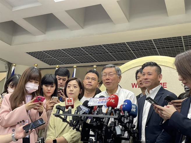 民眾党主席柯文哲22日接受媒体联访。（蔡佩珈摄）