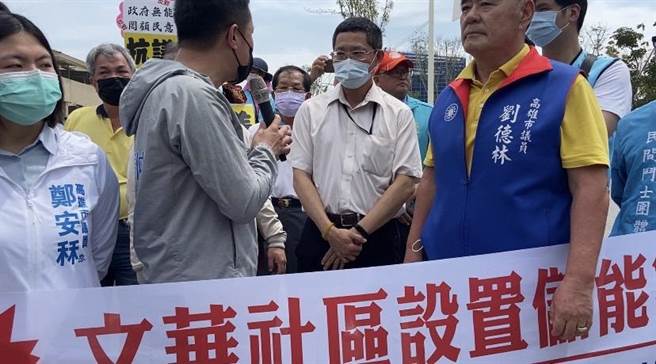 能源局夏姓副科长到场解释。（杨舒婷摄）