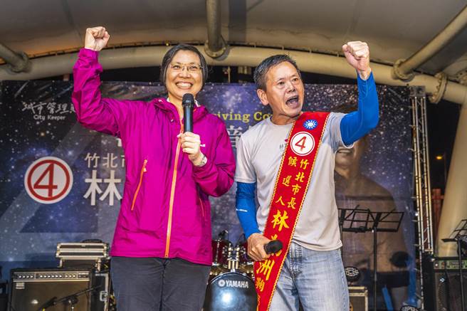 林为洲（右）竞选竹北市长时，获前立委徐欣莹（左）力挺，1选区立委提名将「兄妹登山各自努力」。（罗浚滨摄）