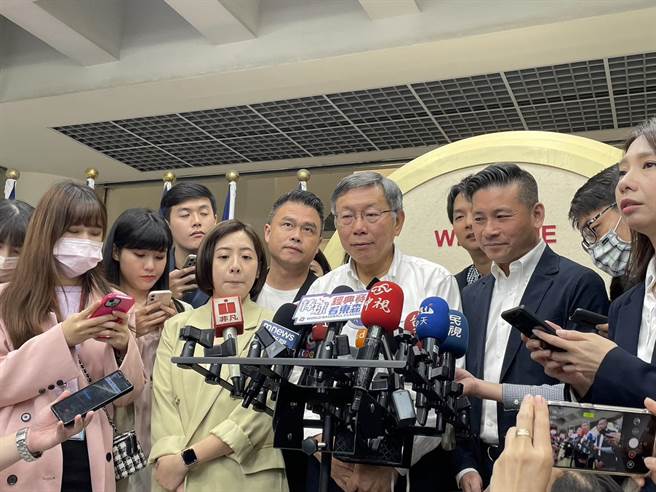 民眾党主席柯文哲22日接受媒体联访。（蔡佩珈摄）