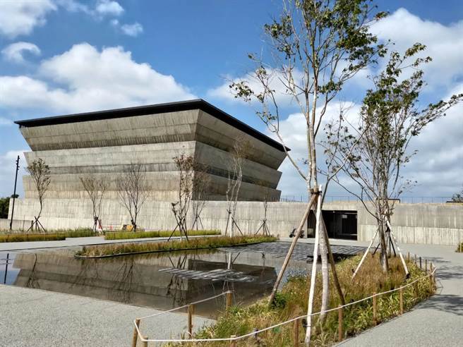 新竹市大坪顶永生园新建纳骨塔「永恒之丘」因厂商延迟报送竣工图及相关资料，导致验收等期程延后，预计5月才能开放使用。（陈育贤摄）