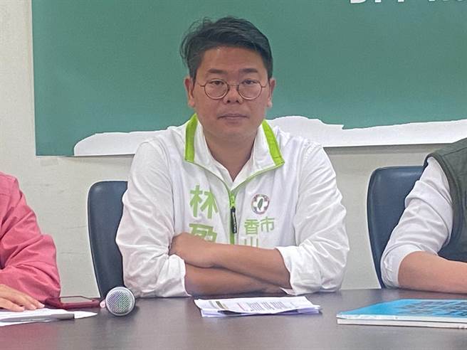 新竹市议员林盈彻表示，市府原公告抽籤日期，之后却又公告顺延，开放日期未定，根本是唬弄民眾、行政失序。（陈育贤摄）