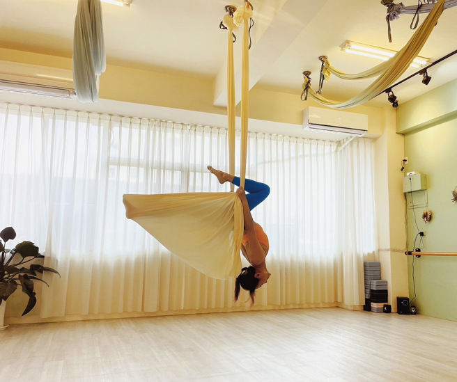 郭贞慧以空中瑜伽高难度「空中翻转」来呼应溪北翻转的初选主轴，民眾惊呼超强大。(戴志扬翻摄)