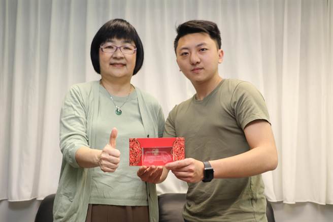 新北市社会局长张锦丽赠送一辆復康巴士的水晶模型车给叶家宏（右），感谢他的努力和付出。（陈慰慈摄）