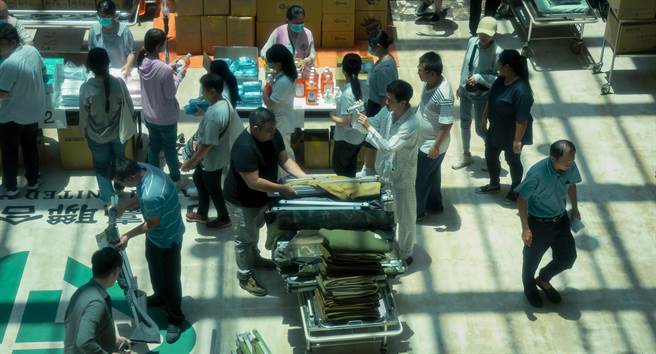 無預警封院的崩潰慌亂，飾演記者的薛仕凌都看在眼裡。（CATCHPLAY提供）