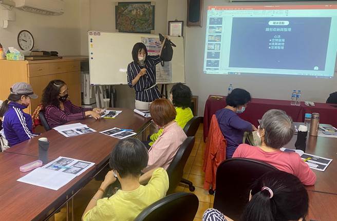 潮州就业中心特别邀请居家整聊师刘憓洁开讲，除了替民眾解锁新兴职业「居家整聊师」外，也分享如何透过「断舍离」找到新的职涯春天。（潮州就业中心提供／谢佳潾屏东传真）
