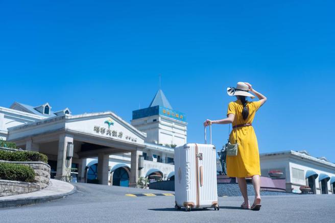 （抢攻普发现金商机，福容大饭店各馆推出优惠，其中福隆店七周年庆送Deseno精品行李箱。图／福容大饭店连锁）