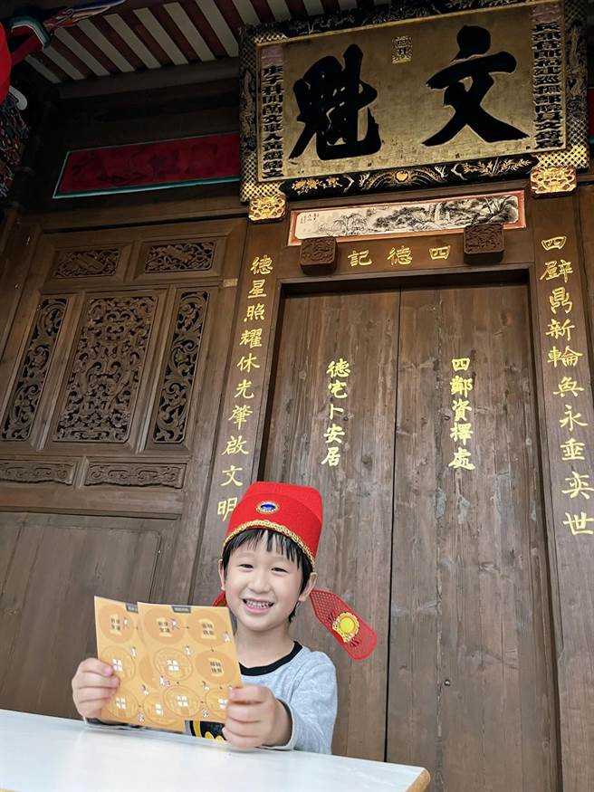 藉由「小狀元大富翁」闖關活動，認識古代儒生的必備技能。（宜蘭傳統藝術園區提供／吳佩蓉宜蘭傳真）