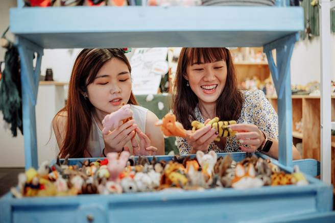 園區有上百種手作體驗，各式特色商品也很適合當作伴手禮。（宜蘭傳統藝術園區提供／吳佩蓉宜蘭傳真）