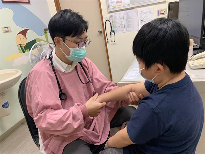 近日不少民眾会到山区扫墓，过程中不慎遭恙虫叮咬染病，直到发烧多日赴医院检查发现身上有明显「焦痂」痕迹，才得知感染。（门诺医院提供／罗亦晽花莲传真）