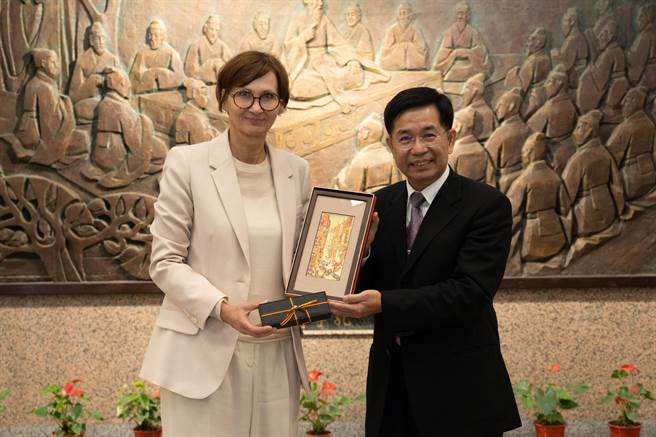 我教育部長潘文忠（右）與德國聯邦教育及研究部部長斯塔克-瓦特辛格（左）今天會面，雙方同意加強台德的教育交流。（教育部提供／林志成台北傳真）