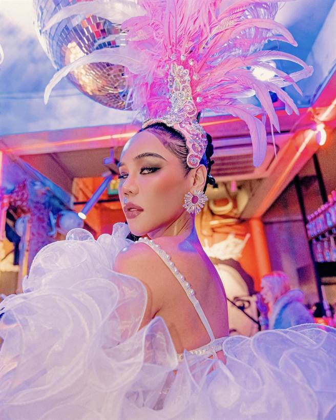 火辣的跨性別變裝皇后「Tiffany Queen」分享求學歷程中，同學都很友善。（公視提供）