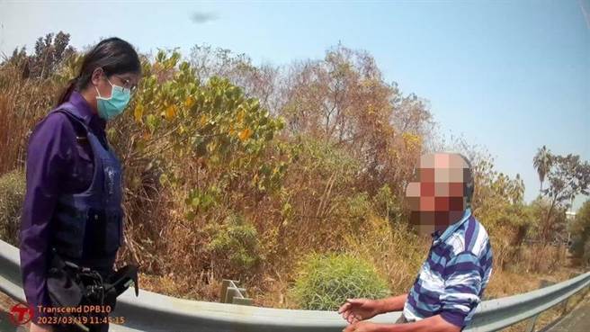 嘉縣中埔分局3月19日中午獲報，有位老翁徘徊在國3交流道南下匝道路段，員警立即到場詢問關心。（中埔分局提供／邱顯誠嘉義傳真）