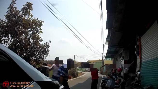 警方經電腦查詢出老翁身分，通知家屬並將迷路老翁安全送返住家。（中埔分局提供／邱顯誠嘉義傳真）