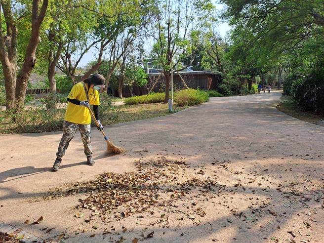 市府22日则是严正驳斥不实讯息，并强调市政一切如常，同时出示工作人员定期维护公园的照片。（新竹市政府提供／陈育贤新竹传真）