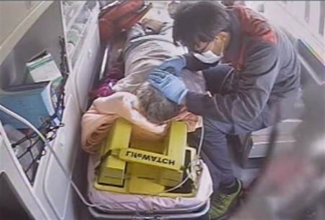 屏东车城乡72岁阿嬷因吃麻糬噎到而导致呼吸困难、甚至昏厥，吓得家属赶紧打119求助。（屏东消防局提供／谢佳潾屏东传真）