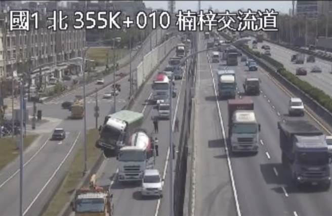 国道1号北向355公里楠梓入口处于22日下午1时49分发生大货车、水泥车跟小客车追撞事故。（翻摄照片／林瑞益高雄传真）