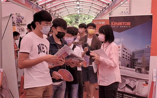 云林科技大学今日举办就业博览会，挤得水泄不通。（周丽兰摄）