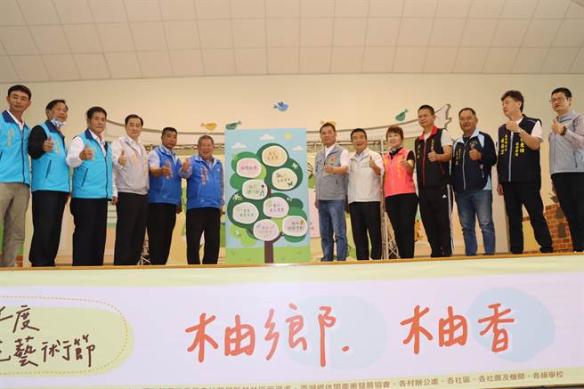 苗栗縣長鍾東錦22日與西湖鄉長高阿賜等人，啟動柚花藝術節，邀請全國民眾在4月1日活動當天，來一趟西湖好行客庄走透透。（苗栗縣政府提供／李京昇苗栗傳真）