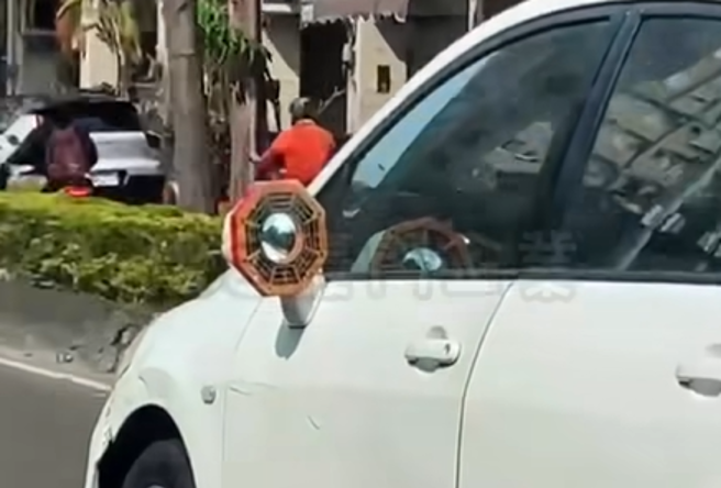 一辆轿车的后照镜被换做「八卦镜」，镜面还是凸面镜，网友笑说既有保佑功能又能广角，相当多功能，也有人认为驾驶是想用来「镇煞三宝速速退散」。（翻摄自脸书「黑色豪门企业」）