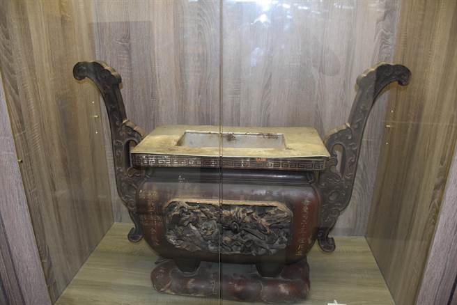清朝嘉庆年间的檀木香炉目前妥善存放在慈裕宫文物馆。（谢明俊摄）