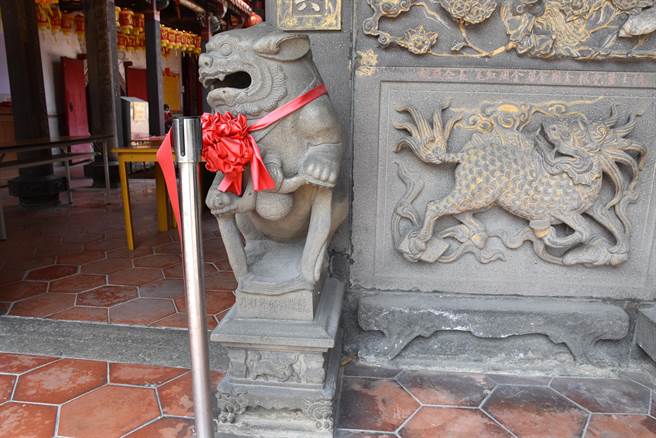 竹南镇中港慈裕宫正门前石狮是乾隆年间在大陆漳州刻造。（谢明俊摄）