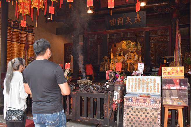 竹南镇中港慈裕宫正殿保存许多百年古文物，民眾参拜时都可仔细观赏。（谢明俊摄）