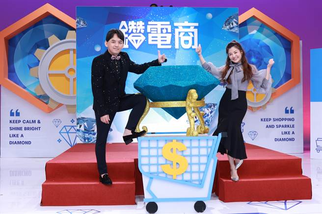 黄子佼（右）和小Call参加节目录影。（镜电商提供）