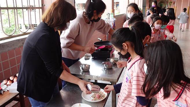 台北市修德国小志工发想出巧克力小番茄创意新吃法。（修德国小提供）