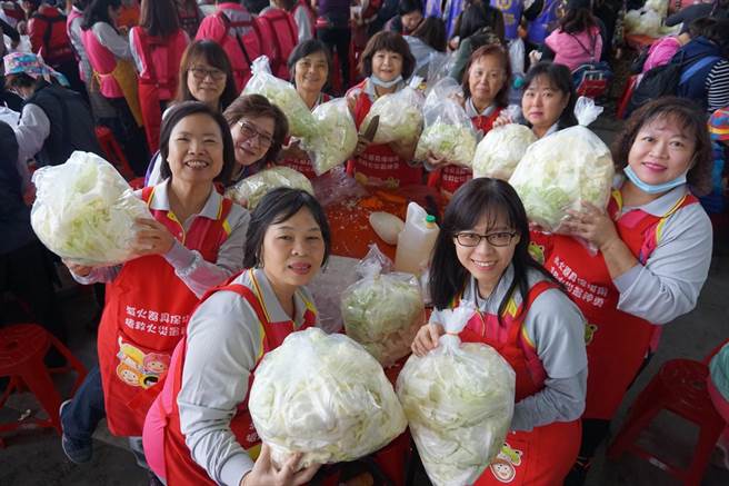 新北果菜公司即日起启动团购机制，将在3月28日举行全民泡菜DIY活动，当日参与活动、认购高丽菜的民眾，果菜公司将加码送好礼。（新北果菜公司提供）