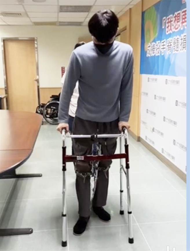 光田医院治疗团队和尖端医脊损伤细胞团队，让覃颀恩重新找到希望。(陈世宗摄)