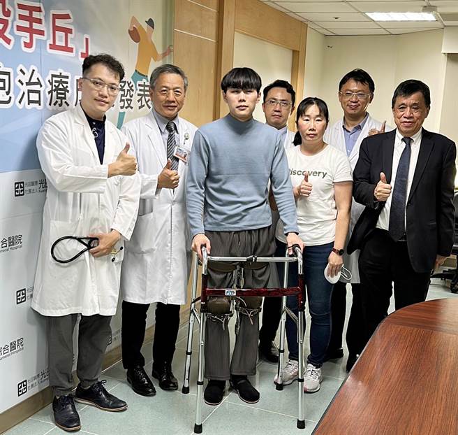 覃颀恩因车祸造成下身瘫痪，经光田医院与尖端医运用干细胞治疗8个月，已可自行运用辅具稳健走路。(陈世宗摄)