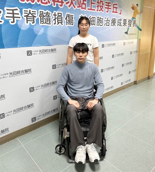 覃颀恩妈妈鼓励他现在就是棒球比赛，医疗团队已替他完成前5局，后4局要靠他来完成。(陈世宗摄)