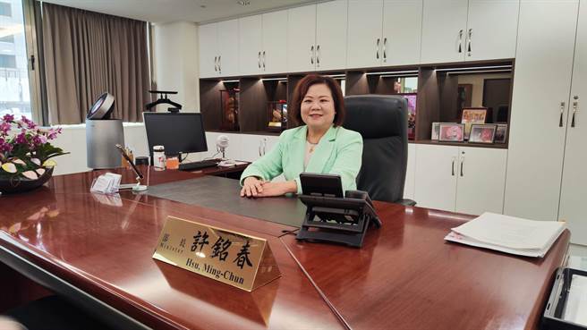 劳动部部长许铭春今天表示，站在照顾基层弱势劳工立场，希望往调升的方向照顾基层弱势边际劳工。（林良齐摄）