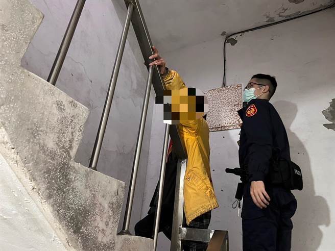 员警陪同喝醉女乘客顺利平安返家。（基隆市警局提供／徐佑升基隆传真）
