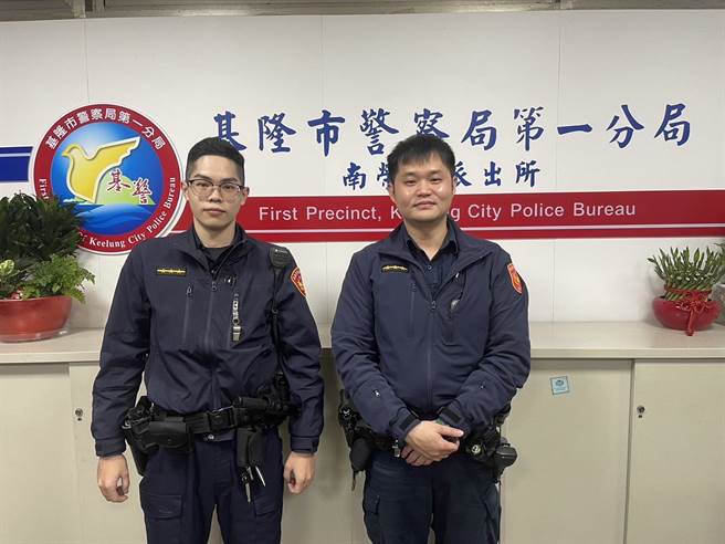 暖心陪同喝醉女乘客返家的员警刘汶桦（左）、锺永泰（右）。（基隆市警局提供／徐佑升基隆传真）