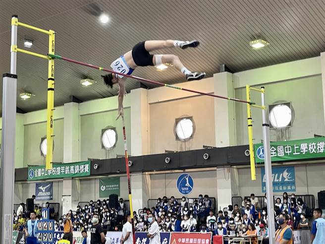 「南投國際暨全國中上學校撐竿跳高比賽」22日在草屯商工登場，8國31校選手競技。（楊靜茹攝）