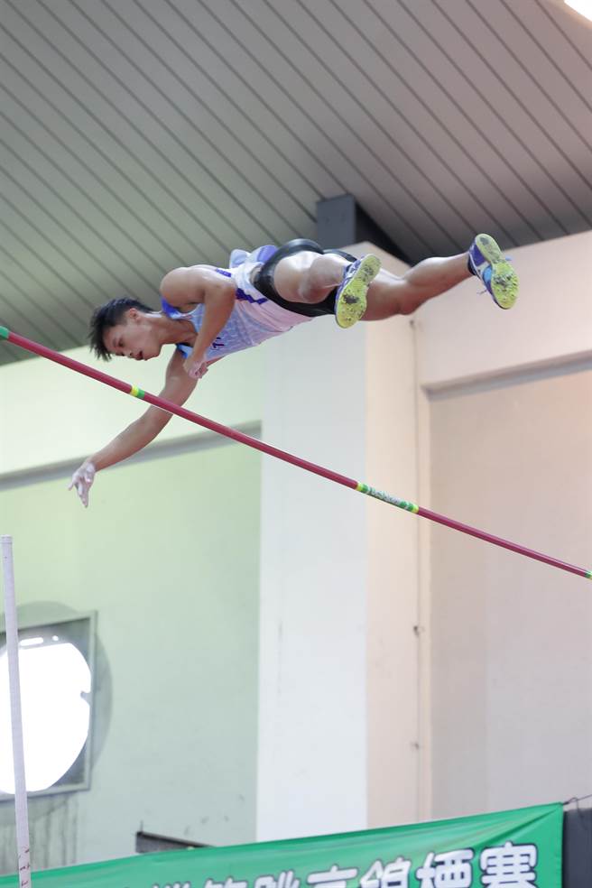 國際撐竿跳高比賽選手起跑、撐竿、轉身越過竿子後，完美落地，博得滿堂喝采。（楊靜茹攝）