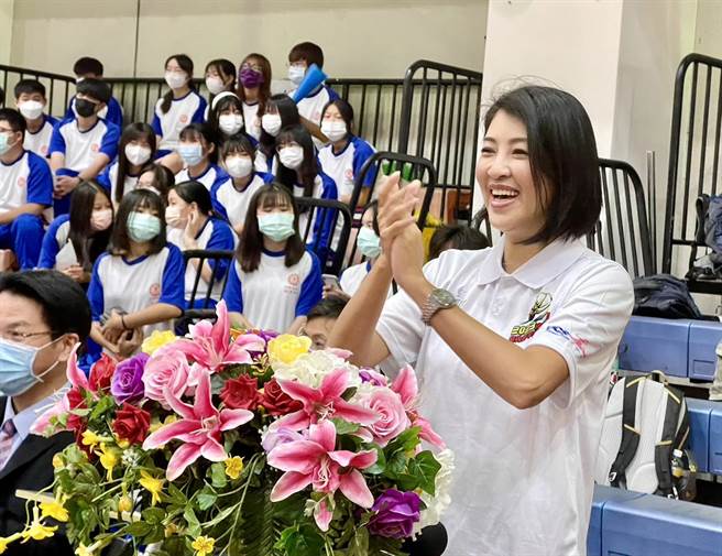 南投縣長許淑華主持國際撐竿跳高比賽開幕典禮，祝福各國選手都能突破自我，獲得理想成績。（楊靜茹攝）