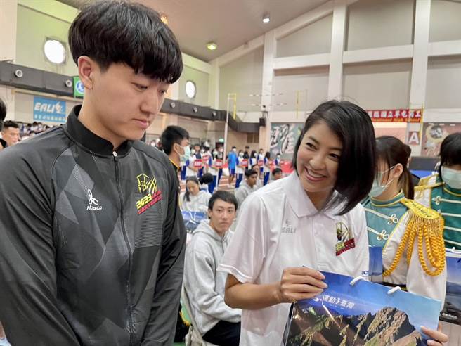 許淑華贈送國際撐竿跳高比賽各國選手紀念品，盼透過舉行各種運動賽事，提高南投的國際能見度。（楊靜茹攝）