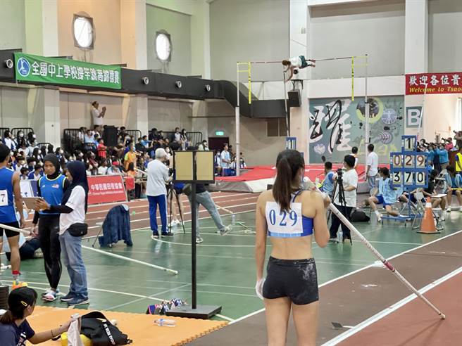 國際撐竿跳比賽首日由國際男子組、國際女子組率先登場；23日有公開男子組、公開女子組等競賽。（楊靜茹攝）