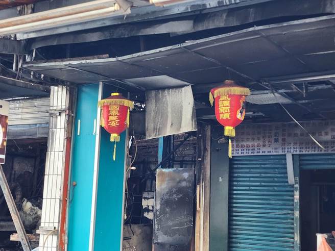来来果汁店遭祝融之灾，挂在店门口的嘉义城隍庙平安灯笼几乎毫无毁损。（谢姓老板提供／ 廖素慧嘉市传真）