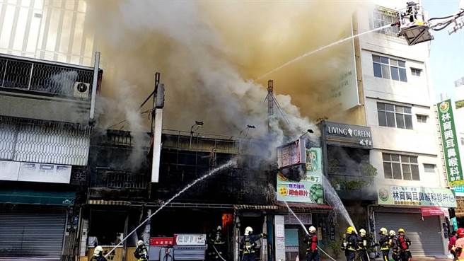 嘉义市吴凤北路来来果汁店等4家店面日前火灾，火势猛烈。（读者提供／廖素慧嘉市传真）