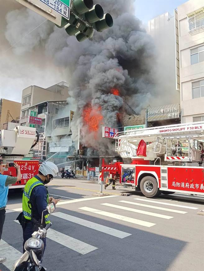 嘉义市吴凤北路来来果汁店等4家店面日前火灾，消防局出动大批人车抢救。（读者提供／廖素慧嘉市传真）