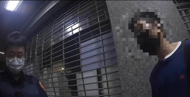 男子深夜徘徊ATM前，警上前盤查車手身分曝光。（翻攝照片／高雄洪靖宜傳真）