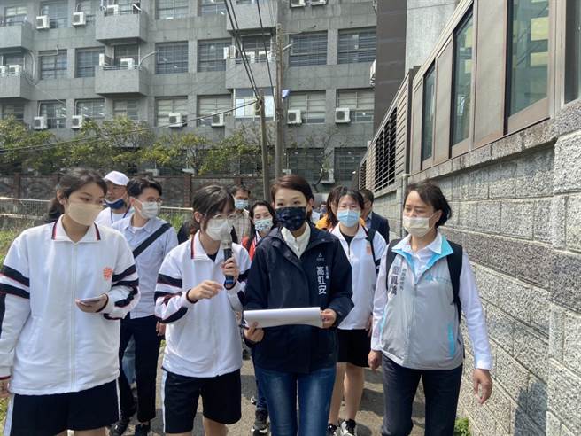 新竹市长高虹安（右二）听取香山高中学生要安心通学道的简报。（陈育贤摄）